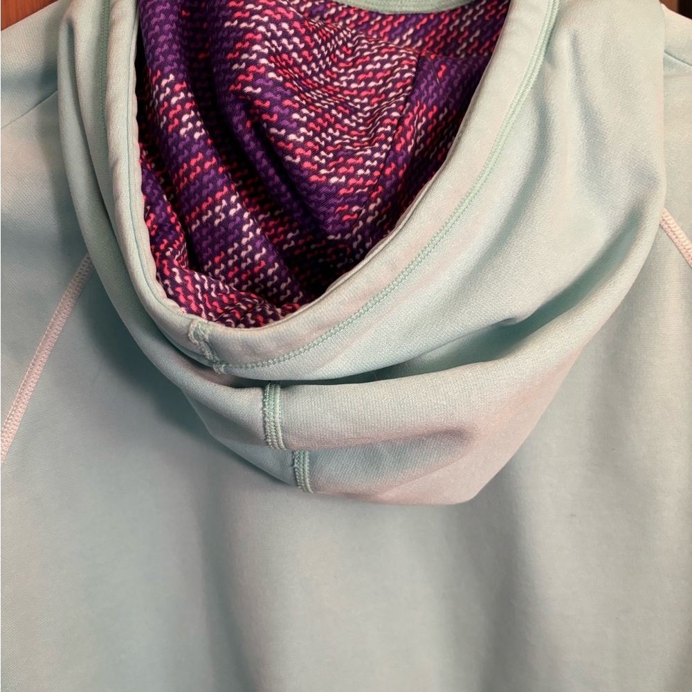 Nike hoodie pretty mint green ,picture of the hood shows just a reflection
